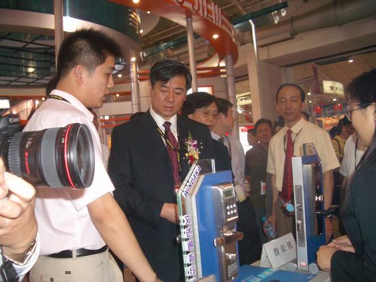 省長參觀公司產品