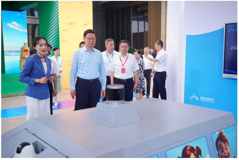 青島市委常委、副市長王波等領導嘉賓參觀文達通AI無人清掃車 青島市委常委、副市長王波等領導嘉賓參觀文達通AI無人清掃車