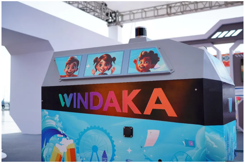 青島市委常委、副市長王波等領導嘉賓參觀文達通AI無人清掃車 青島市委常委、副市長王波等領導嘉賓參觀文達通AI無人清掃車