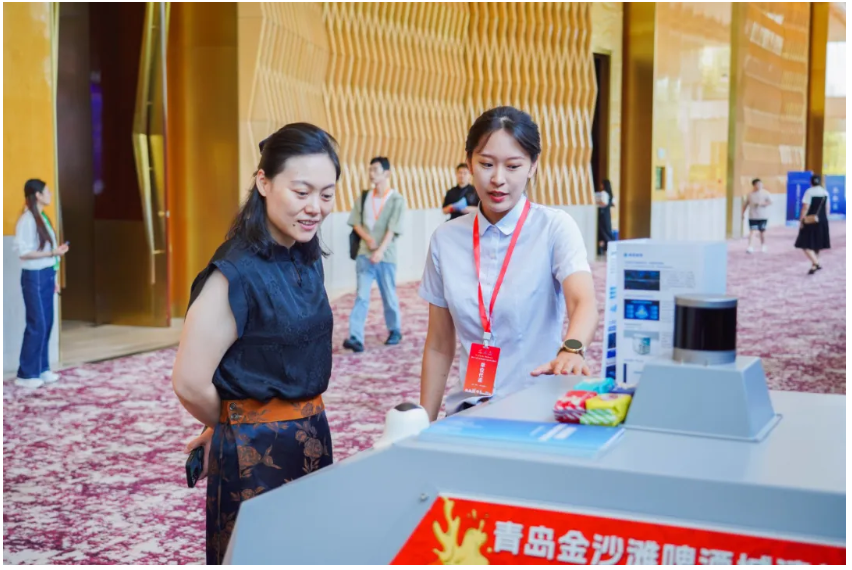 文達通AI無人清掃車亮相第十一屆“百所高校千名博士青島行”活動